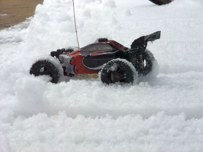 Stacionární fotka Flashe zaparkovaného ve sněhu
